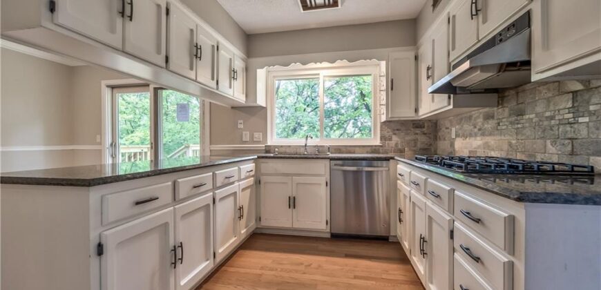 5409 NW Fox Hill Road, Parkville, MO 64152