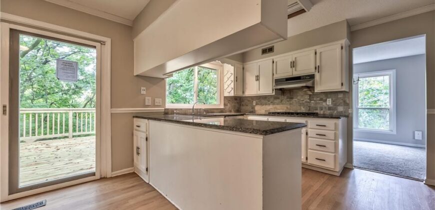 5409 NW Fox Hill Road, Parkville, MO 64152