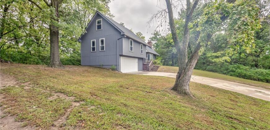 5409 NW Fox Hill Road, Parkville, MO 64152