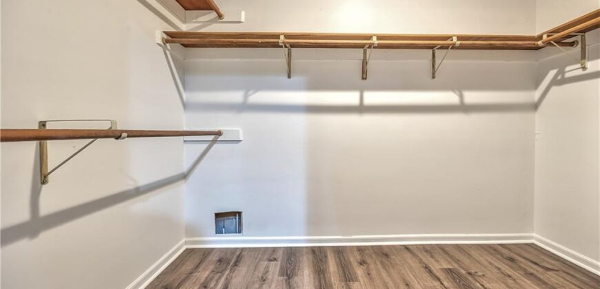 5409 NW Fox Hill Road, Parkville, MO 64152