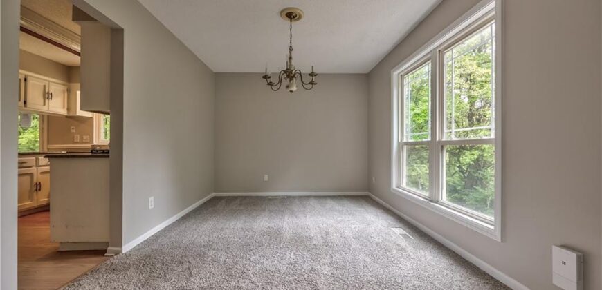 5409 NW Fox Hill Road, Parkville, MO 64152