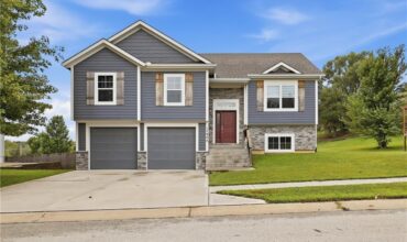 17904 Sunset Drive, Weston, MO 64098