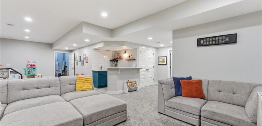 9012 N Oxford Avenue, Kansas City, MO 64157