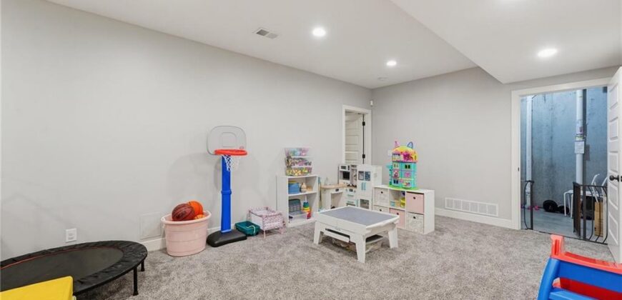9012 N Oxford Avenue, Kansas City, MO 64157