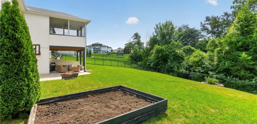 5968 Oak Creek Court, Parkville, MO 64152