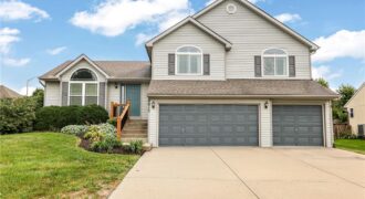 9015 N Essex Drive, Kansas City, MO 64156