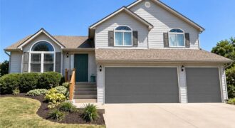 9015 N Essex Drive, Kansas City, MO 64156