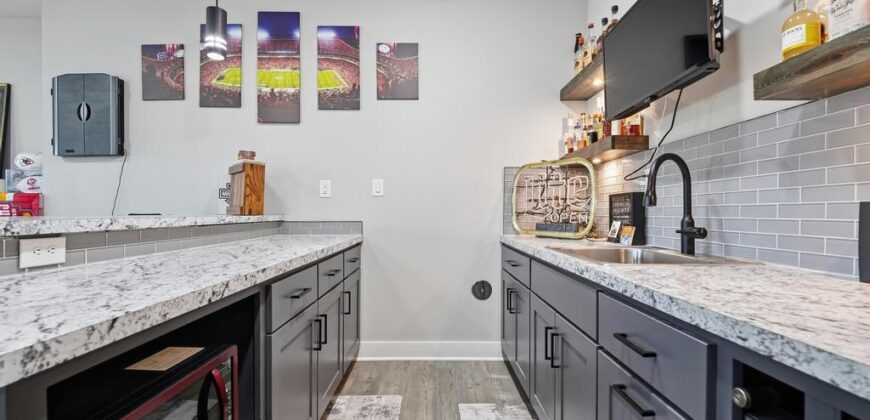 11730 N Laurel Avenue, Kansas City, MO 64157