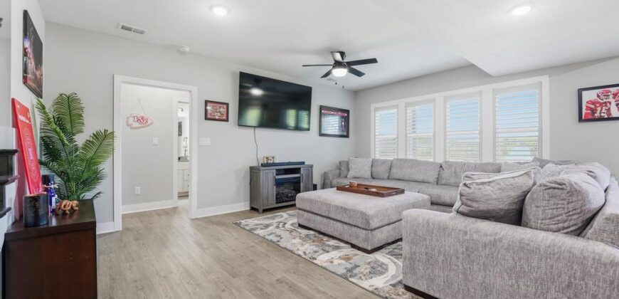 11730 N Laurel Avenue, Kansas City, MO 64157