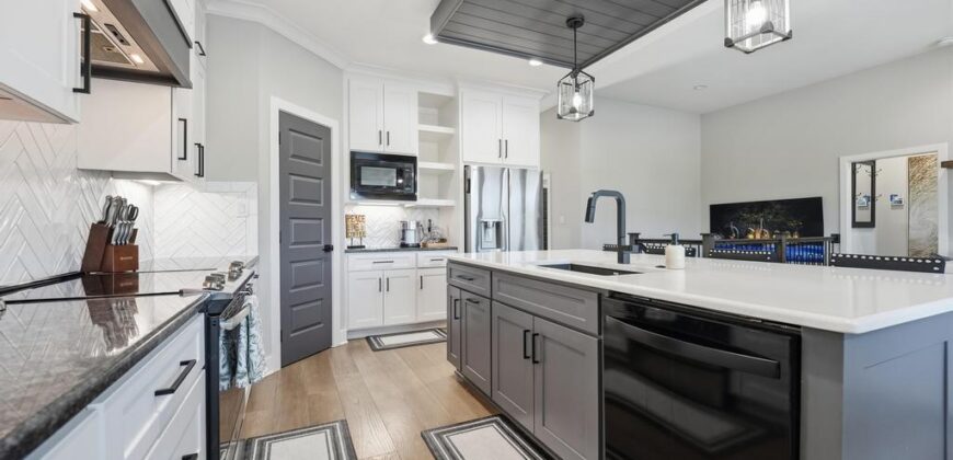 11730 N Laurel Avenue, Kansas City, MO 64157