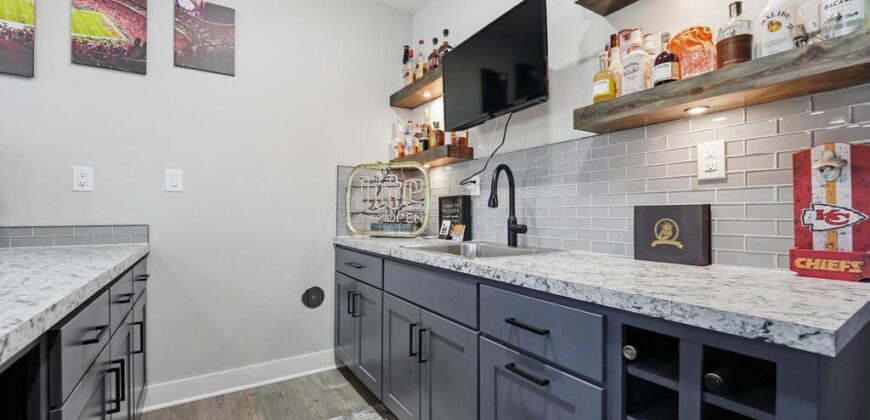 11730 N Laurel Avenue, Kansas City, MO 64157