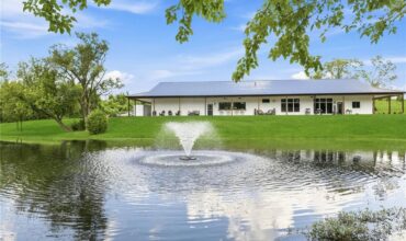 12820 NW Crooked Road, Parkville, MO 64152