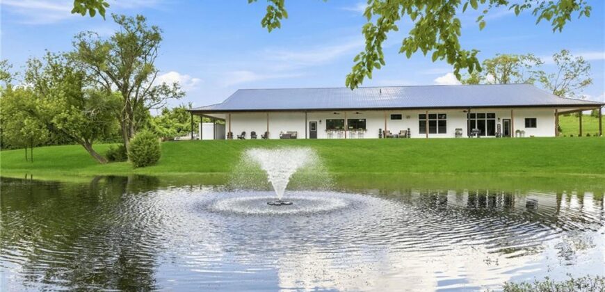 12820 NW Crooked Road, Parkville, MO 64152
