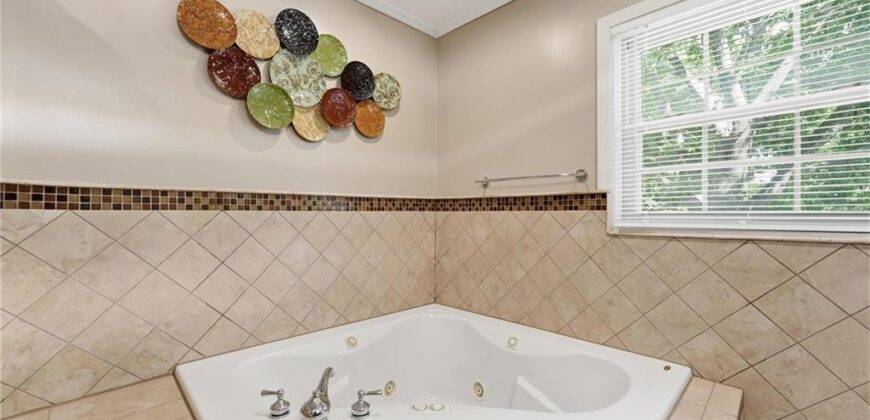 5528 NW Verlin Drive, Kansas City, MO 64152