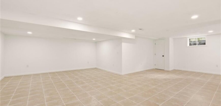 10106 NW Mirror Lake Drive, Kansas City, MO 64152