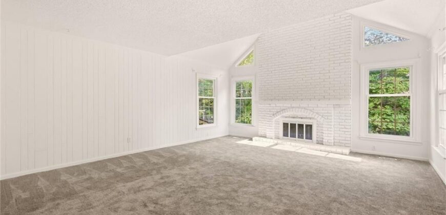 10106 NW Mirror Lake Drive, Kansas City, MO 64152