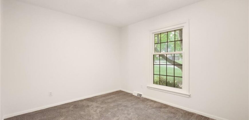 10106 NW Mirror Lake Drive, Kansas City, MO 64152