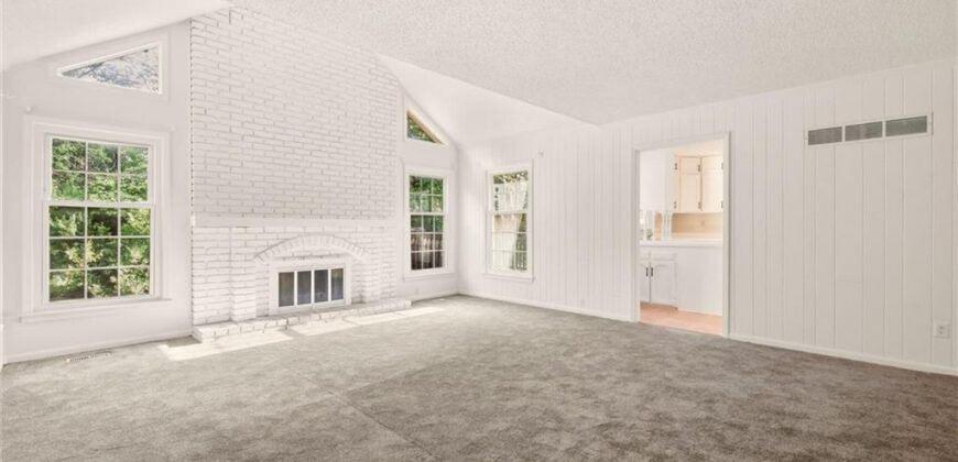 10106 NW Mirror Lake Drive, Kansas City, MO 64152