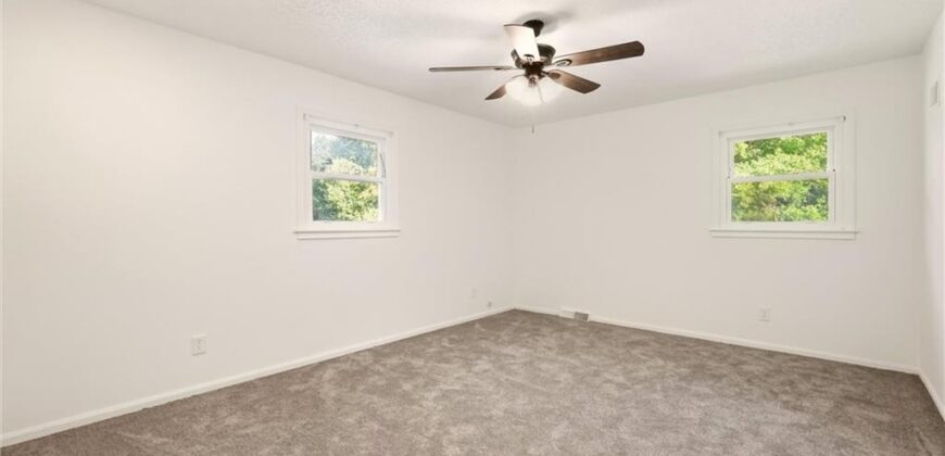 10106 NW Mirror Lake Drive, Kansas City, MO 64152