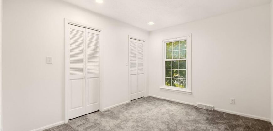 10106 NW Mirror Lake Drive, Kansas City, MO 64152