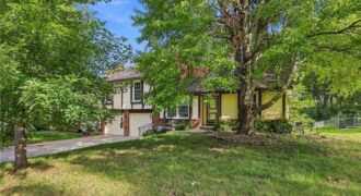 10106 NW Mirror Lake Drive, Kansas City, MO 64152