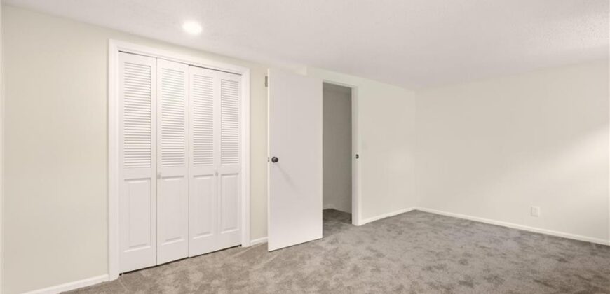 10106 NW Mirror Lake Drive, Kansas City, MO 64152