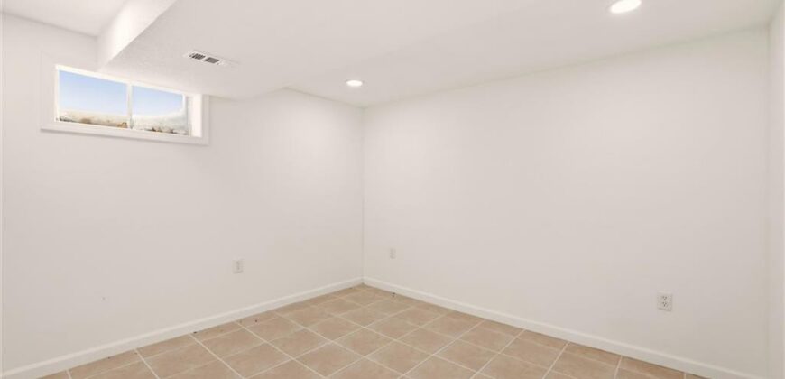 10106 NW Mirror Lake Drive, Kansas City, MO 64152