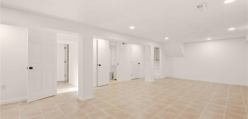 10106 NW Mirror Lake Drive, Kansas City, MO 64152
