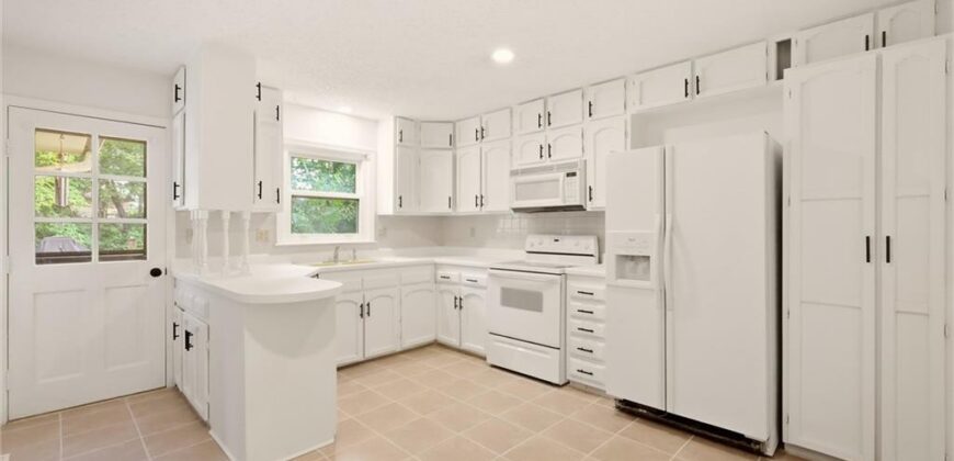 10106 NW Mirror Lake Drive, Kansas City, MO 64152