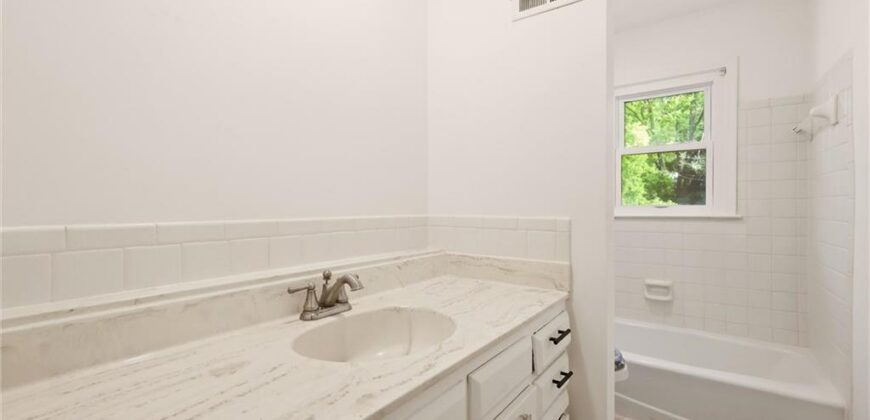 10106 NW Mirror Lake Drive, Kansas City, MO 64152