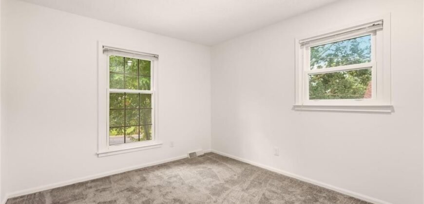 10106 NW Mirror Lake Drive, Kansas City, MO 64152