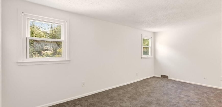 10106 NW Mirror Lake Drive, Kansas City, MO 64152