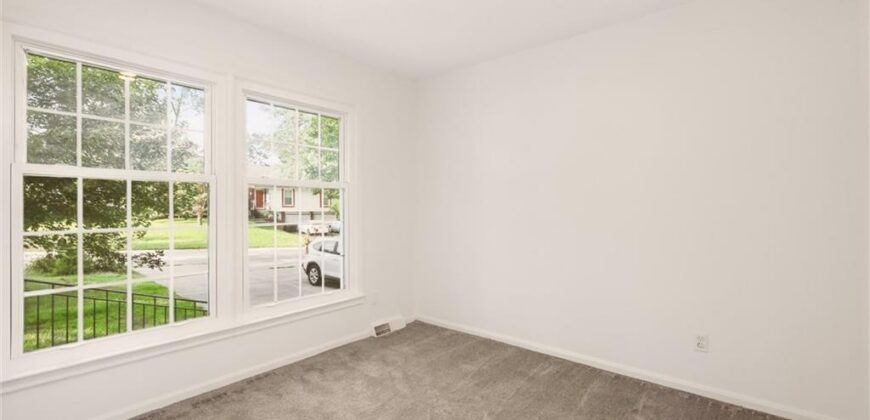 10106 NW Mirror Lake Drive, Kansas City, MO 64152