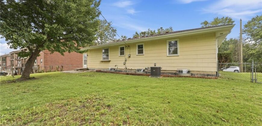 2404 NE Shady Lane Drive, Gladstone, MO 64118