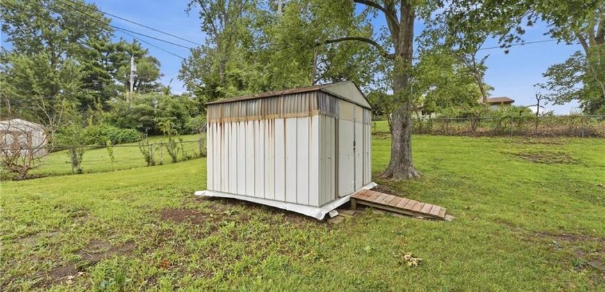 2404 NE Shady Lane Drive, Gladstone, MO 64118
