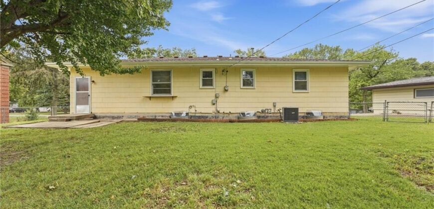 2404 NE Shady Lane Drive, Gladstone, MO 64118