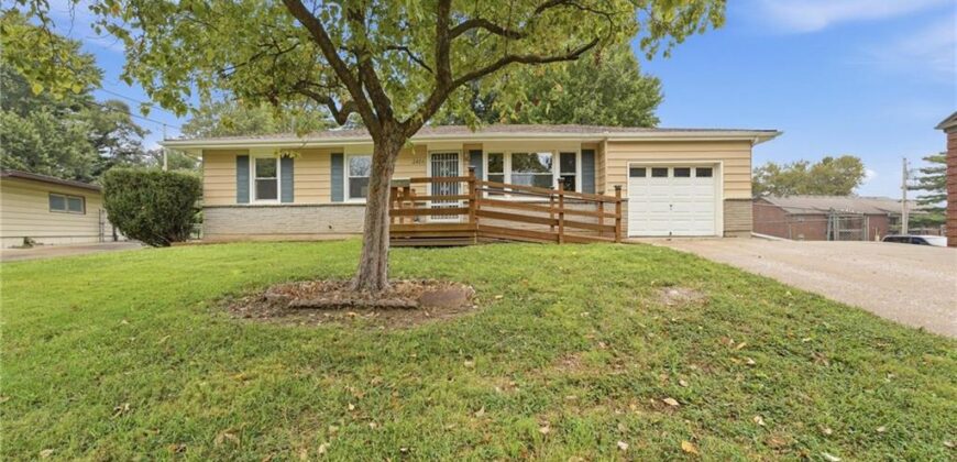 2404 NE Shady Lane Drive, Gladstone, MO 64118