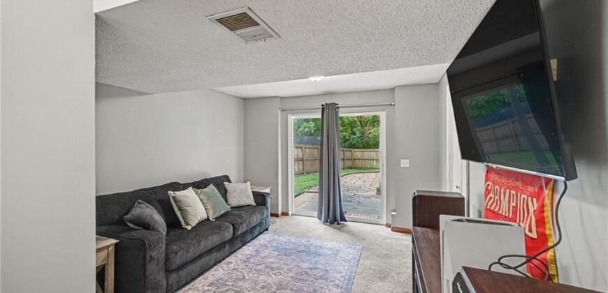 1001 NE 194th Terrace, Smithville, MO 64089