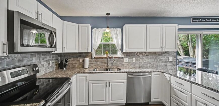 1001 NE 194th Terrace, Smithville, MO 64089