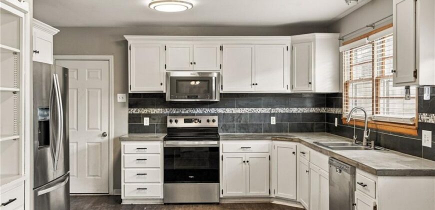 512 E Woods Street, Smithville, MO 64089