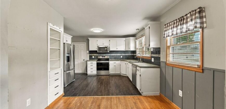 512 E Woods Street, Smithville, MO 64089