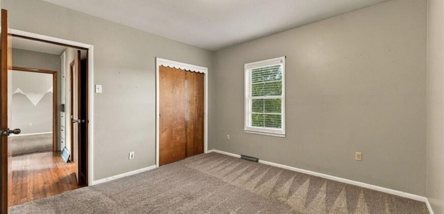 512 E Woods Street, Smithville, MO 64089