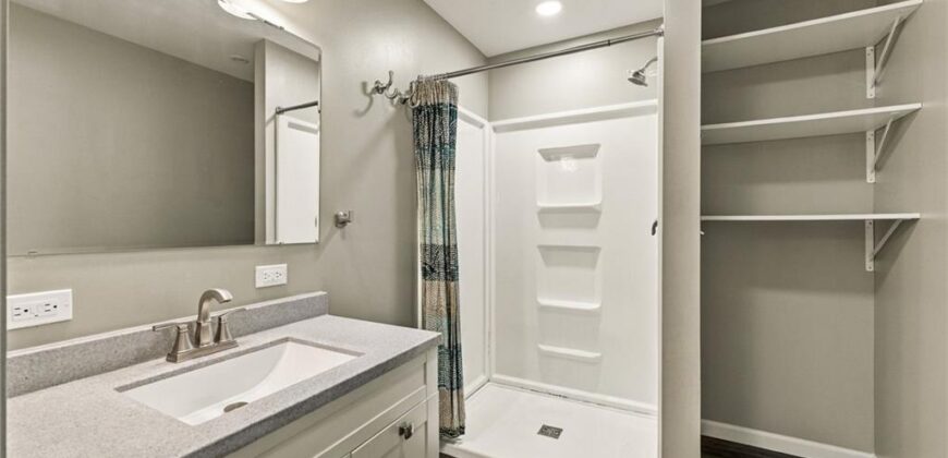 512 E Woods Street, Smithville, MO 64089