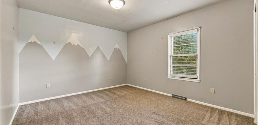 512 E Woods Street, Smithville, MO 64089