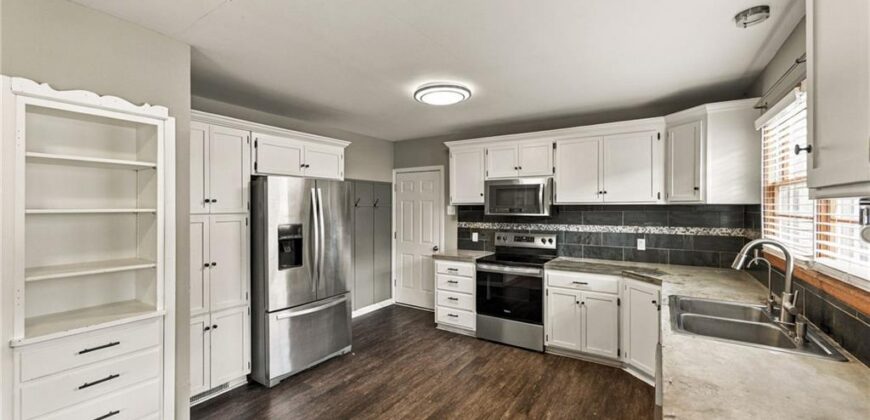 512 E Woods Street, Smithville, MO 64089