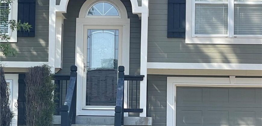 920 E 8th St Circle, Kearney, MO 64060