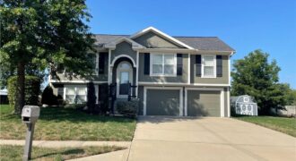 920 E 8th St Circle, Kearney, MO 64060