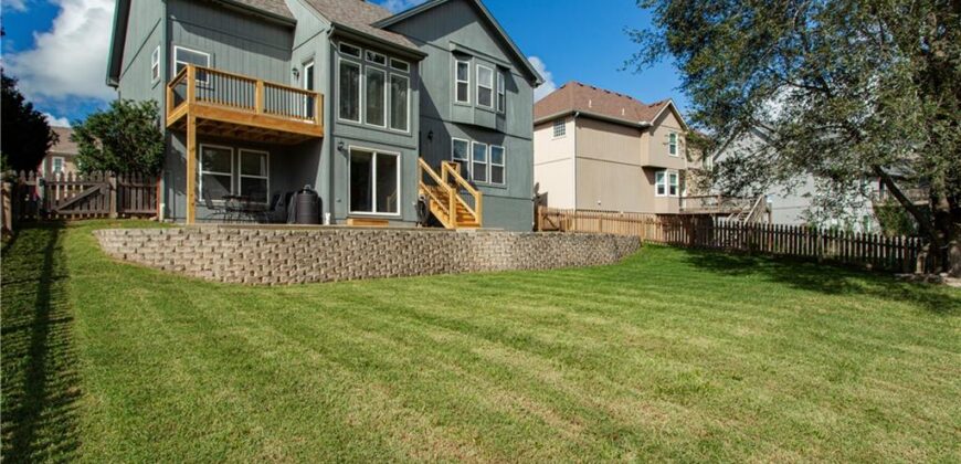 407 KILLARNEY Lane, Smithville, MO 64089