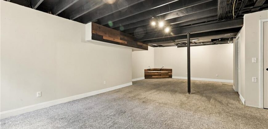 9644 N Adrian Avenue, Kansas City, MO 64154