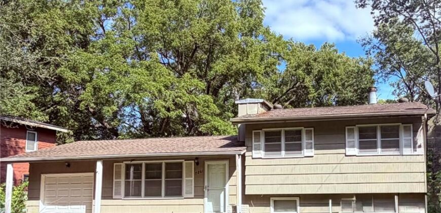 7201 NW Winter Avenue, Kansas City, MO 64152